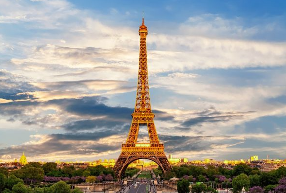 巴黎之爱：埃菲尔铁塔的浪漫之旅